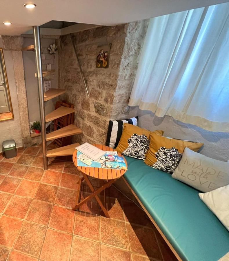 Aurora Tiny Apartment Zara Esterno foto